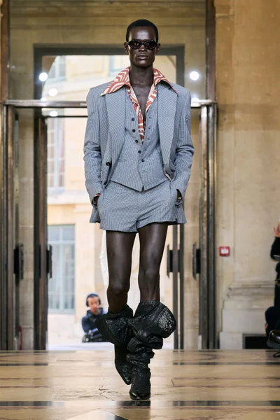 Look 10